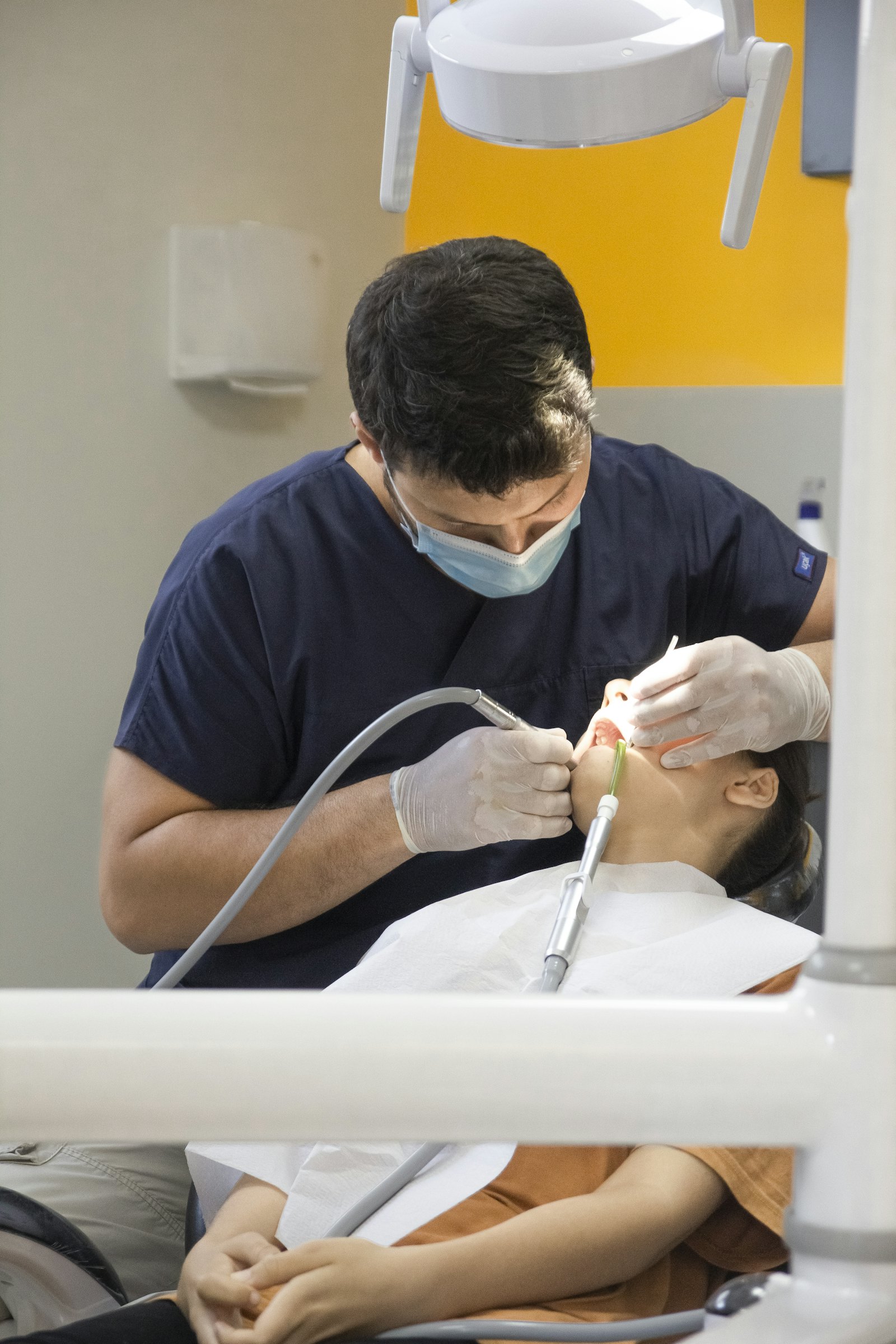 Chirurgien-dentiste soignant un patient – illustration